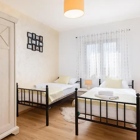 3 Bedroom Cozy In Kljuc * Kljuc (Sibenik-Knin)