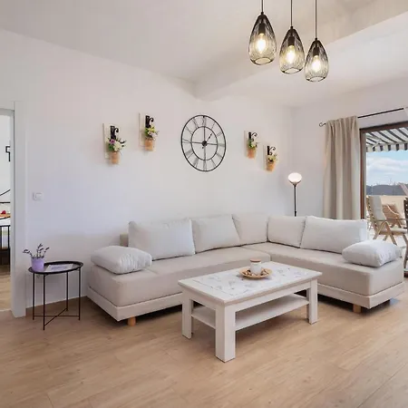 3 Bedroom Cozy In Kljuc Holiday home *