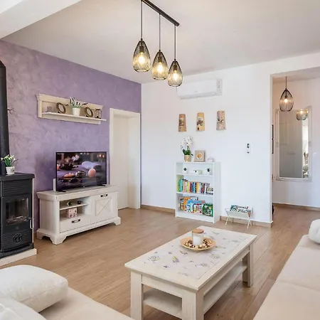 Dom wakacyjny 3 Bedroom Cozy In Kljuc *