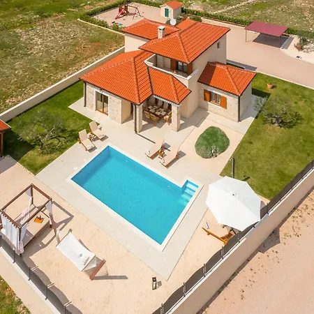 3 Bedroom Cozy In Kljuc Holiday home *
