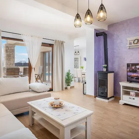 3 Bedroom Cozy In Kljuc Holiday home *