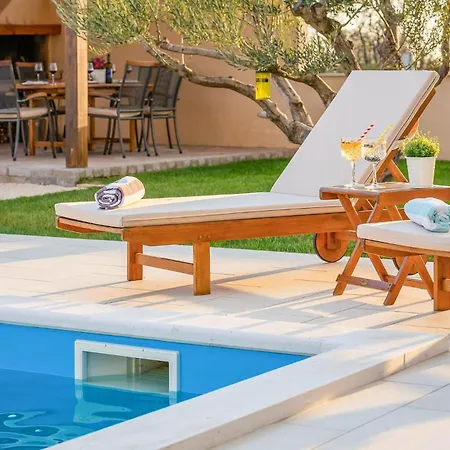3 Bedroom Cozy In Kljuc Holiday home *