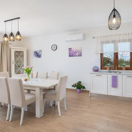 Dom wakacyjny 3 Bedroom Cozy In Kljuc *