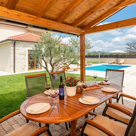 Dom wakacyjny 3 Bedroom Cozy In Kljuc *