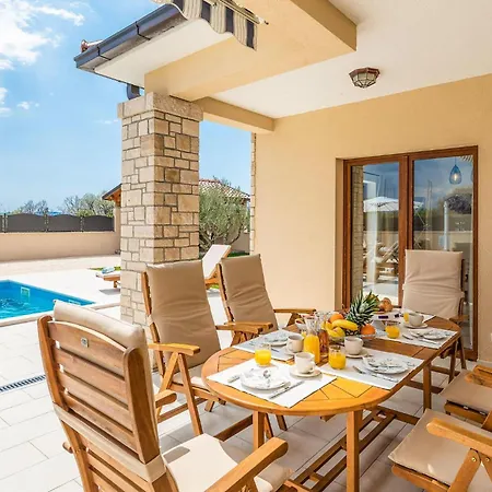 Dom wakacyjny 3 Bedroom Cozy In Kljuc Kljuc (Sibenik-Knin)