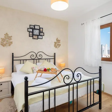 Dom wakacyjny 3 Bedroom Cozy In Kljuc *
