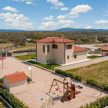 Dom wakacyjny 3 Bedroom Cozy In Kljuc Kljuc (Sibenik-Knin)