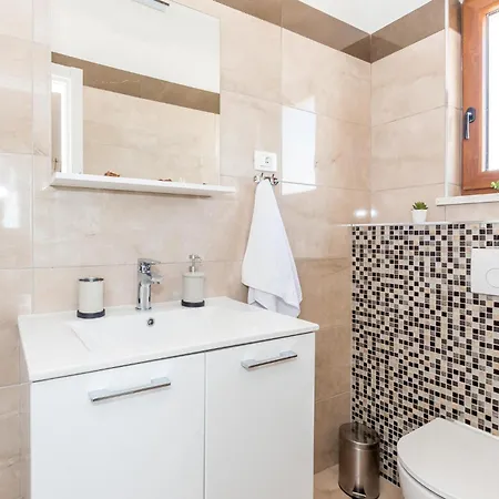 Dom wakacyjny 3 Bedroom Cozy In Kljuc *